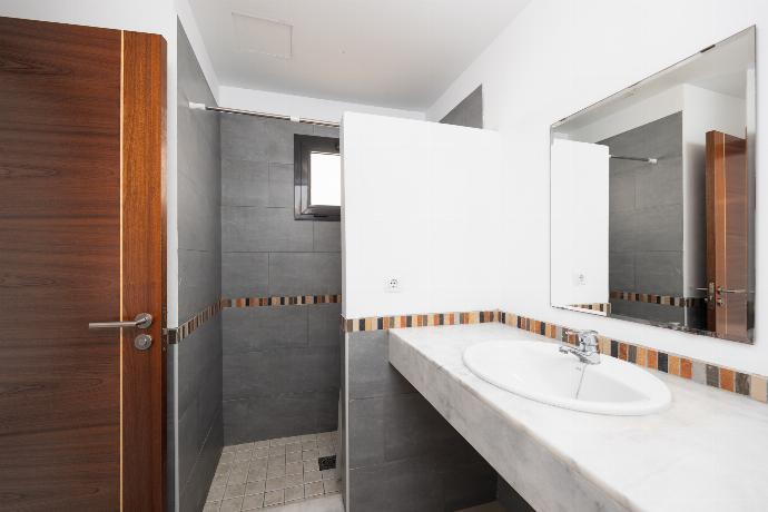 En suite bathroom with shower . - Villa Aurora . (Photo Gallery) }}