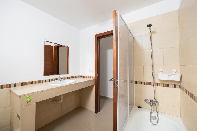 Family bathroom with bath and shower . - Villa Aurora . (Photo Gallery) }}