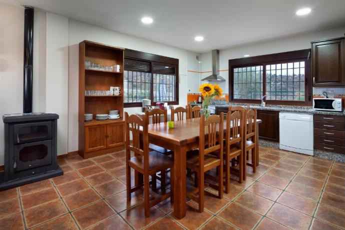 Open-plan living room with sofas, dining area . - Casa La Vina De La Tireta . (Photo Gallery) }}