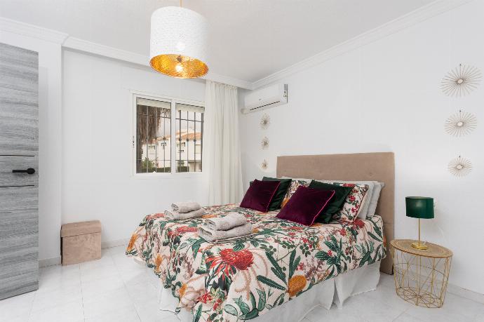 Double bedroom with en suite bathroom and A/C . - Villa Garcia Lorca . (Photo Gallery) }}