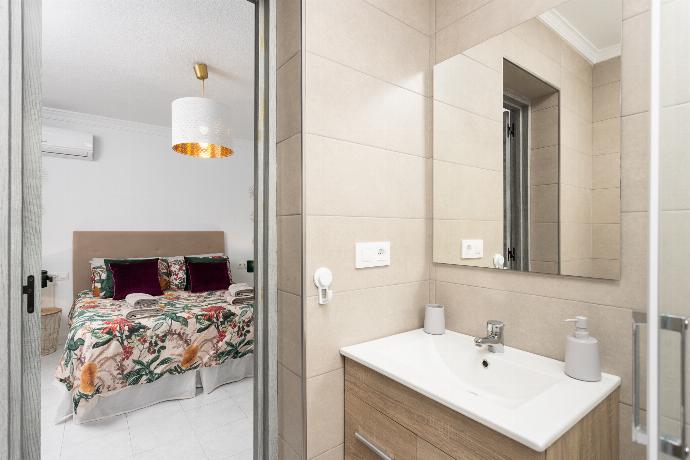 En suite bathroom with shower . - Villa Garcia Lorca . (Photo Gallery) }}