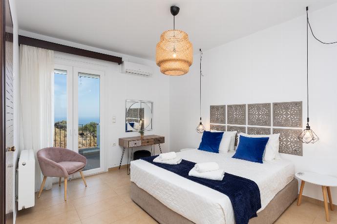 Double bedroom with A/C and sea views . - Villa Sonata . (Photo Gallery) }}