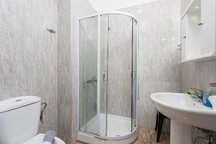 Family bathroom with shower . - Villa Sonata . (Photo Gallery) }}