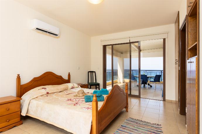 Double bedroom with en suite bathroom, A/C, and sea views . - Villa Serena . (Photo Gallery) }}