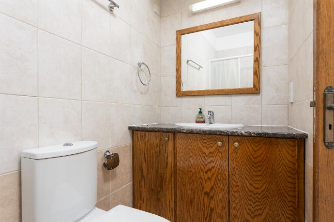 En suite bathroom with shower . - Villa Serena . (Photo Gallery) }}