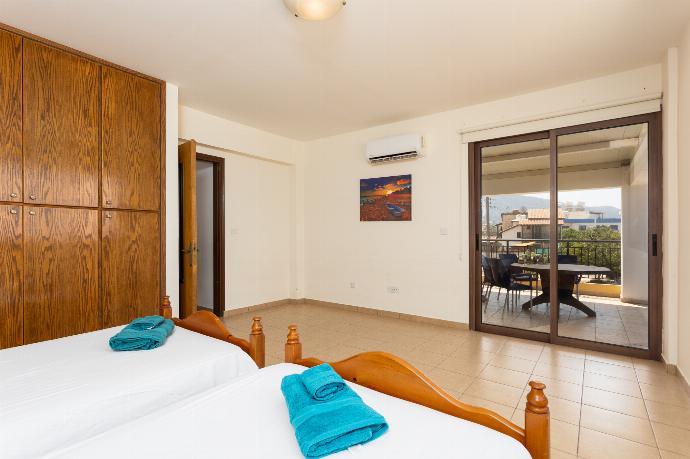 Twin bedroom with A/C and sea views . - Villa Serena . (Photo Gallery) }}