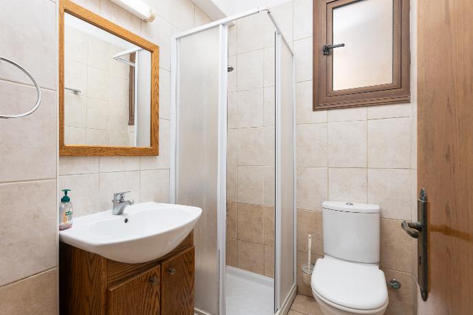 Family bathroom with shower . - Villa Serena . (Photo Gallery) }}