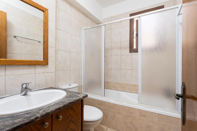 Family bathroom with bath and shower . - Villa Serena . (Photo Gallery) }}