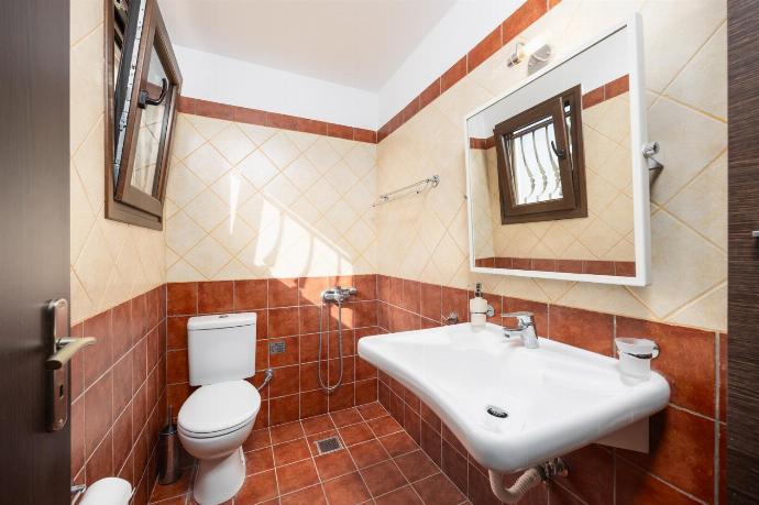 En suite bathroom with shower . - Villa Ariadne . (Photo Gallery) }}