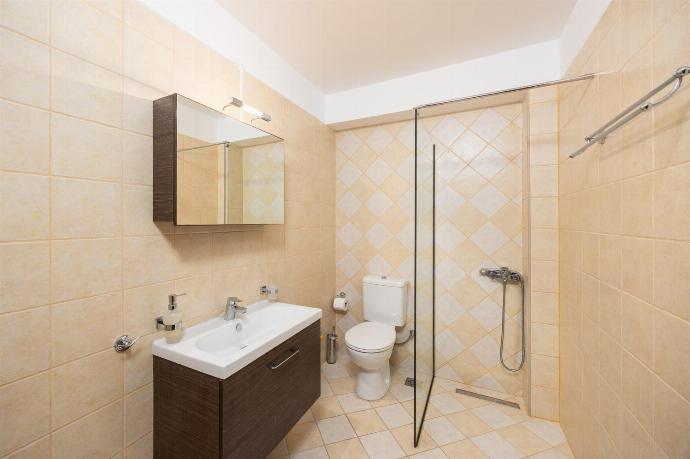Family bathroom with shower . - Villa Ariadne . (Photo Gallery) }}