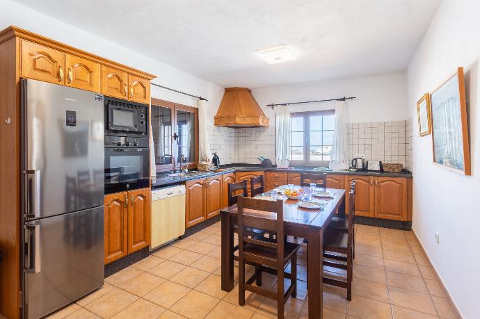 Equipped kitchen with dining area . - Villa El Callao . (Photo Gallery) }}