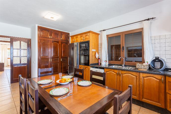 Equipped kitchen with dining area . - Villa El Callao . (Photo Gallery) }}