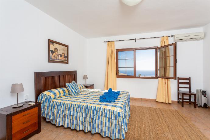 Double bedroom with en suite bathroom, A/C, and sea views . - Villa El Callao . (Photo Gallery) }}