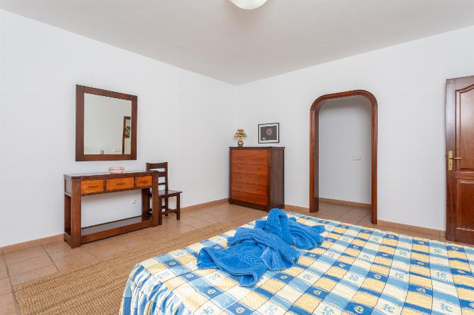 Double bedroom with en suite bathroom, A/C, and sea views . - Villa El Callao . (Photo Gallery) }}