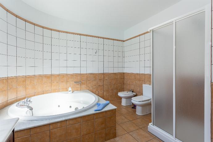 En suite bathroom with jacuzzi and shower . - Villa El Callao . (Photo Gallery) }}