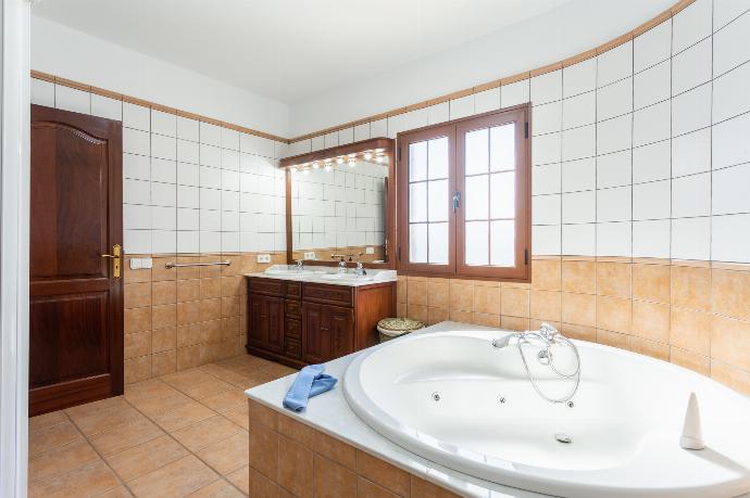 En suite bathroom with jacuzzi and shower . - Villa El Callao . (Photo Gallery) }}