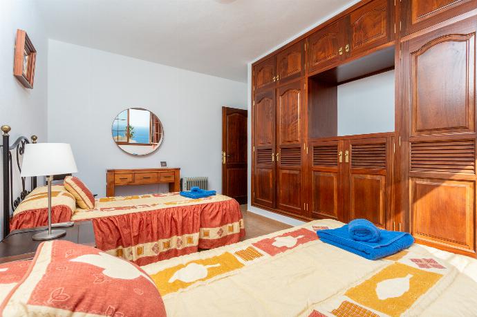 Twin bedroom with A/C and sea views . - Villa El Callao . (Photo Gallery) }}