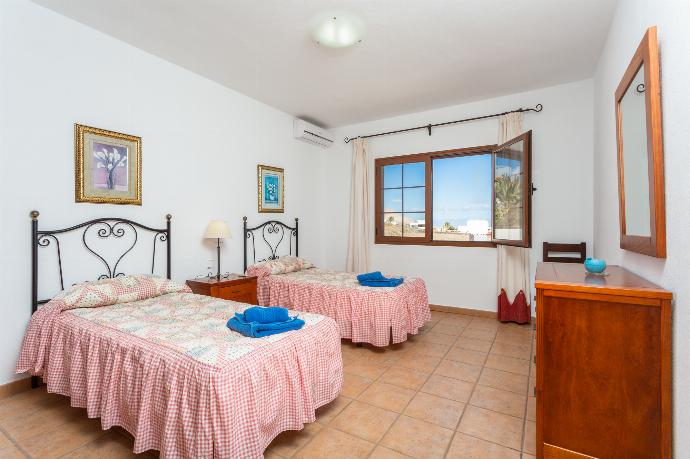 Twin bedroom with A/C . - Villa El Callao . (Photo Gallery) }}