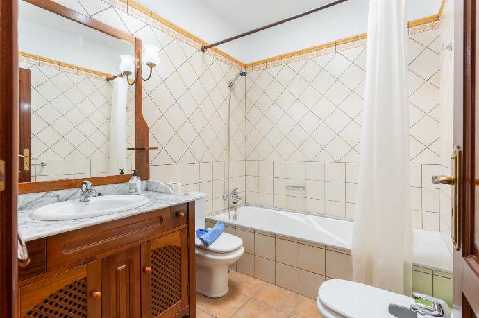 Family bathroom with bath and shower . - Villa El Callao . (Photo Gallery) }}