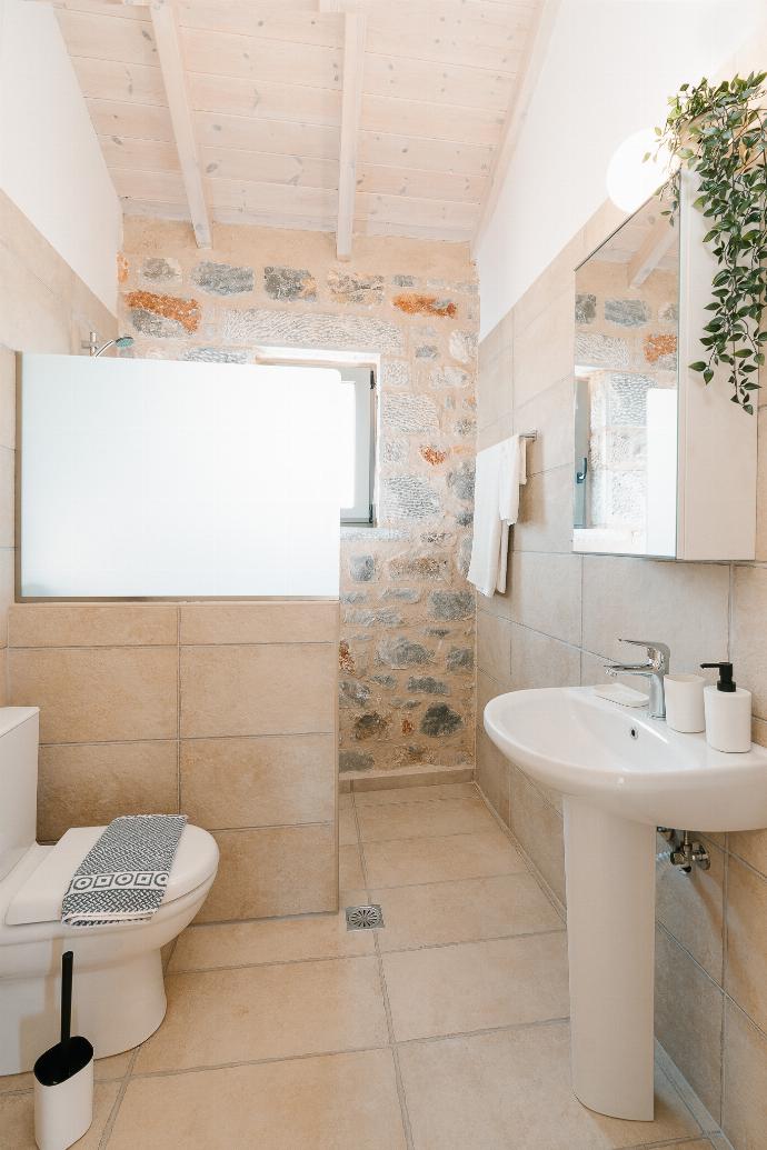 ,Family bathroom with shower . - Villa Dioni Ena . (Galería de imágenes) }}