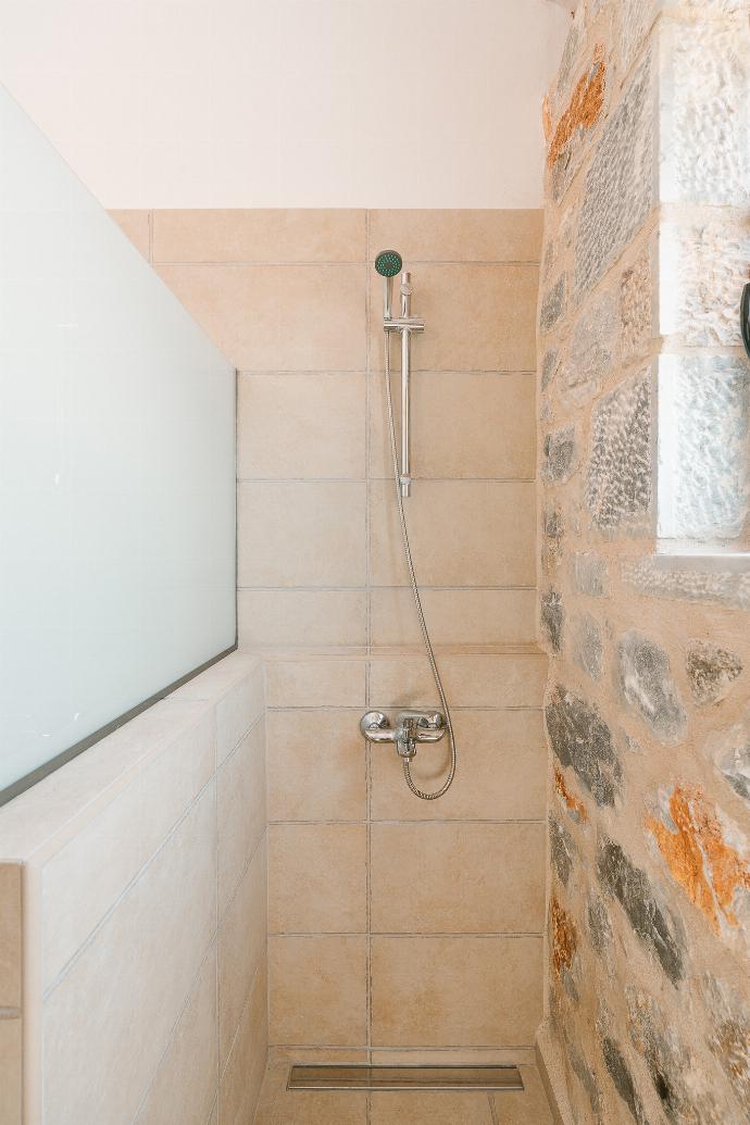 Family bathroom with shower . - Villa Dioni Ena . (Galería de imágenes) }}