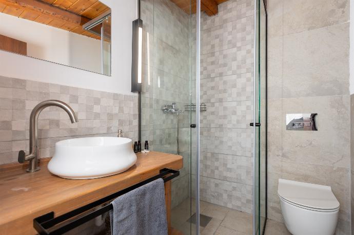 Family bathroom with shower . - La Casa Di Pietre 1 . (Photo Gallery) }}