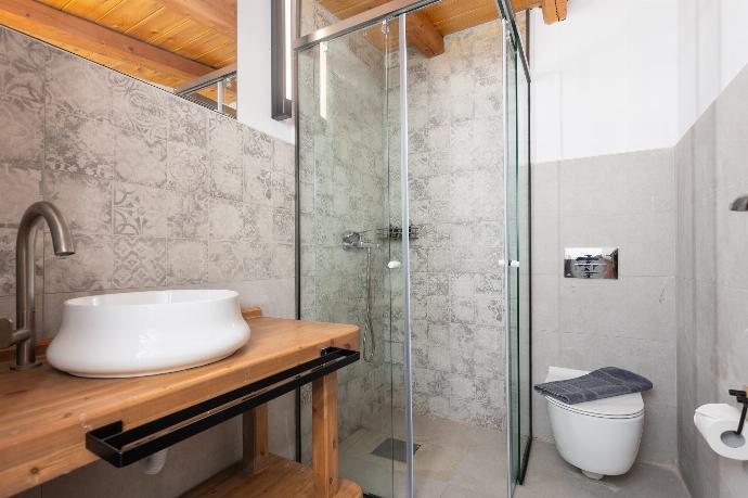 Family bathroom with shower . - La Casa Di Pietre 2 . (Photo Gallery) }}