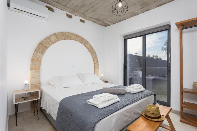 Double bedroom with A/C . - La Casa Di Pietre 3 . (Photo Gallery) }}