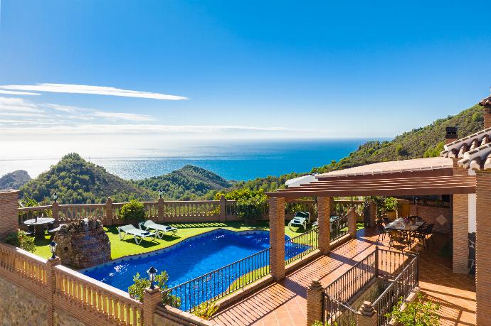 Private pool and terrace with sea views . - Villa Bonifacio . (Photo Gallery) }}