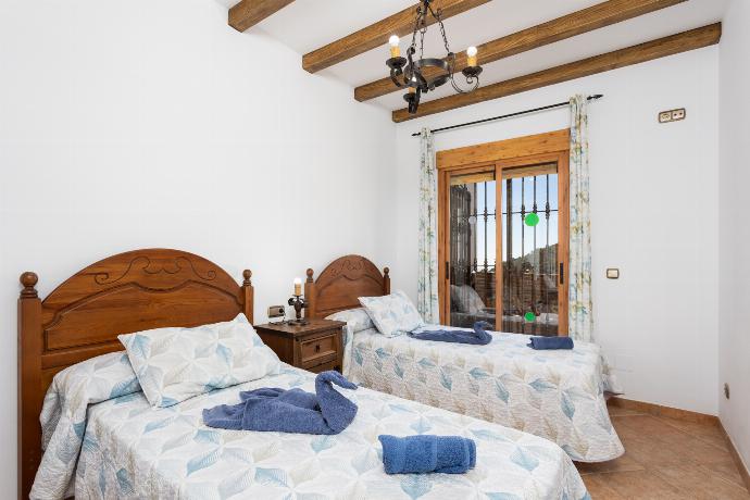 Twin bedroom with A/C . - Villa Bonifacio . (Photo Gallery) }}
