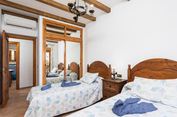 Twin bedroom with A/C . - Villa Bonifacio . (Photo Gallery) }}
