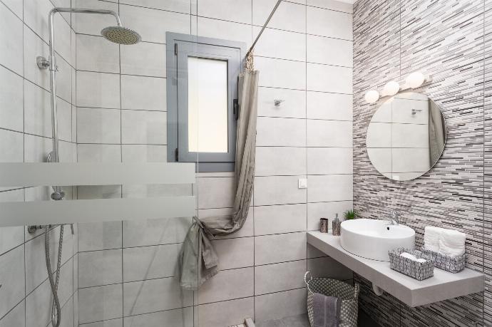 Family bathroom with shower . - Villa Livis 1 . (Photo Gallery) }}