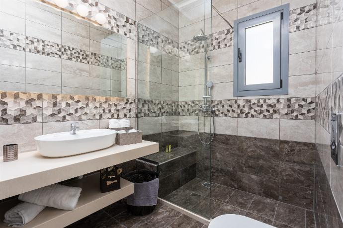 Family bathroom with shower . - Villa Livis 2 . (Photo Gallery) }}