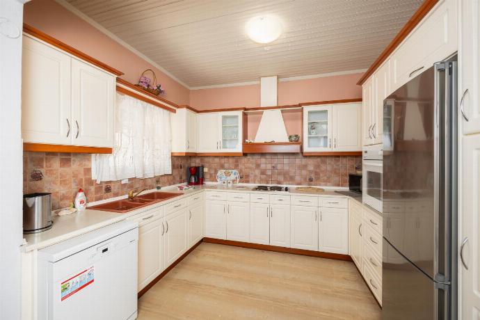 Equipped kitchen . - Villa Theodora . (Photo Gallery) }}