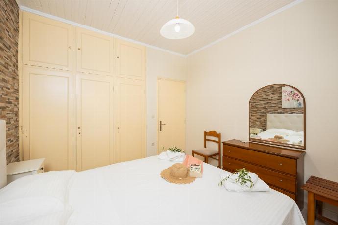Double bedroom with en suite bathroom and A/C . - Villa Theodora . (Photo Gallery) }}