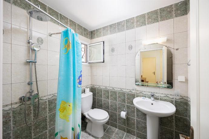 En suite bathroom with shower . - Villa Theodora . (Photo Gallery) }}
