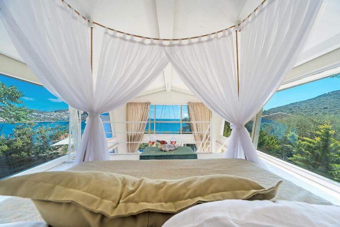 Double bedroom with panoramic sea views . - Villa Pavilion . (Photo Gallery) }}