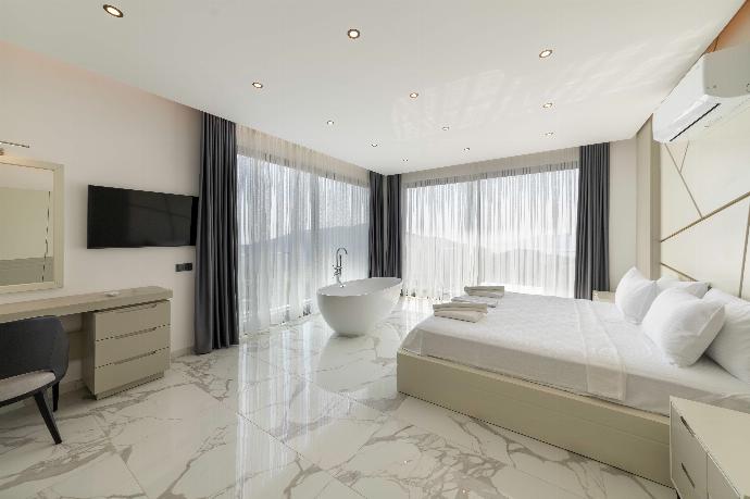 Double bedroom with en suite bathroom, A/C, with panoramic views . - Villa Durdane Sultan . (Photo Gallery) }}
