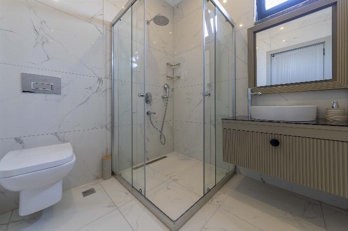 Ensuite bathroom with shower . - Villa Durdane Sultan . (Photo Gallery) }}