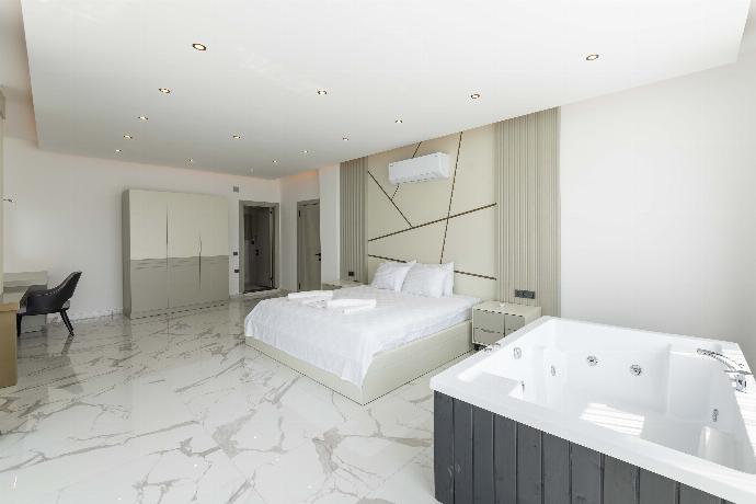 Double bedroom with en suite bathroom, A/C and jacuzzi . - Villa Durdane Sultan . (Photo Gallery) }}