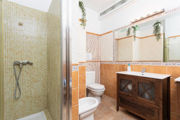 Family bathroom with shower . - Casa Jema . (Photo Gallery) }}