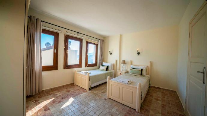 Twin bedroom with en suite bathroom . - Villa Pearl . (Photo Gallery) }}