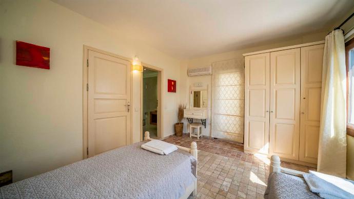 Twin bedroom with en suite bathroom . - Villa Pearl . (Photo Gallery) }}