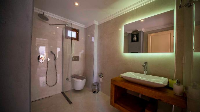 En suite bathroom with shower . - Villa Pearl . (Photo Gallery) }}