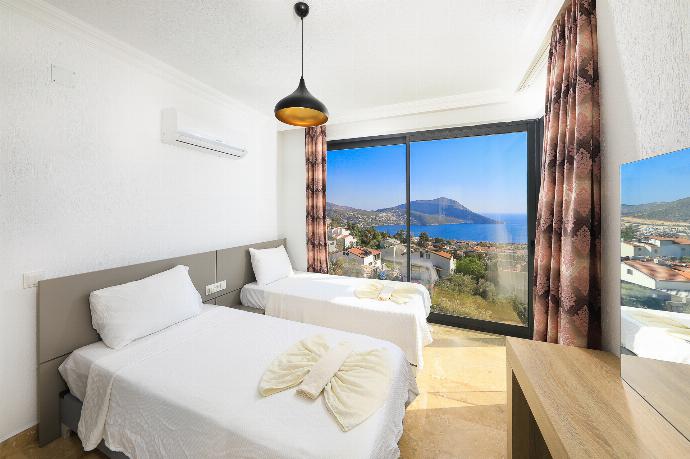Twin bedroom with panoramic sea view . - Villa Ardic . (Photo Gallery) }}