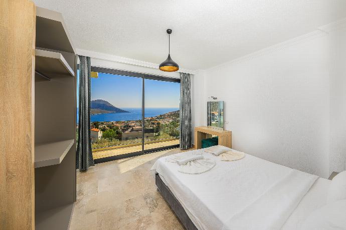 Double bedroom with sea view . - Villa Ardic . (Photo Gallery) }}