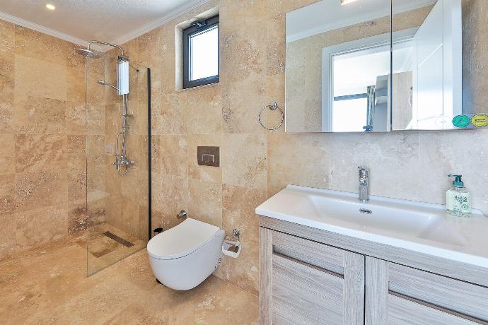 Ensuite bathroom with shower . - Villa Ardic . (Photo Gallery) }}