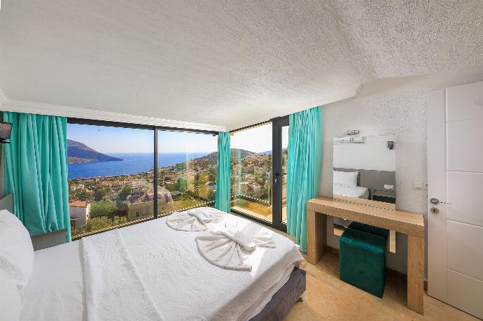 Double bedroom with panoramic sea view . - Villa Ardic . (Photo Gallery) }}