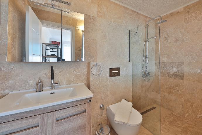 Ensuite bathroom with shower . - Villa Ardic . (Photo Gallery) }}