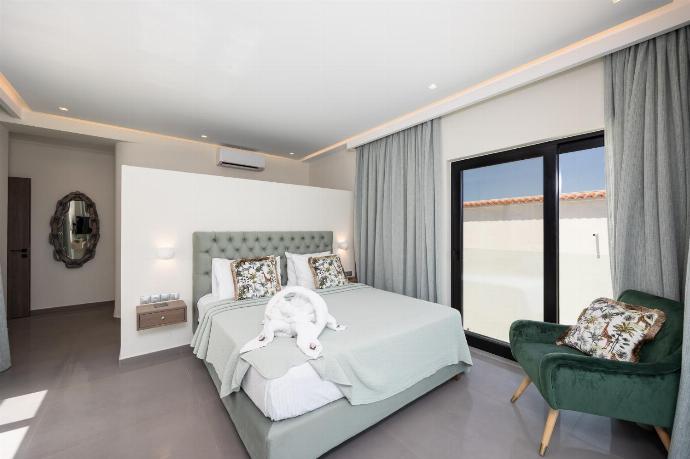 Double bedroom with en suite bathroom, A/C, TV, and sea views . - Villa Halcyon . (Photo Gallery) }}